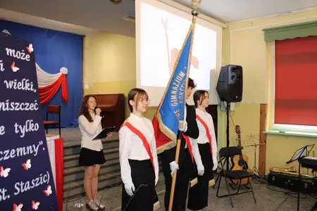uczniowie na apelu z okazji święta szkoły