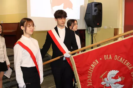 uczniowie na apelu z okazji święta szkoły