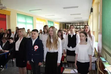 uczniowie na apelu z okazji święta szkoły