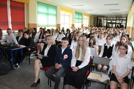 uczniowie na apelu z okazji święta szkoły