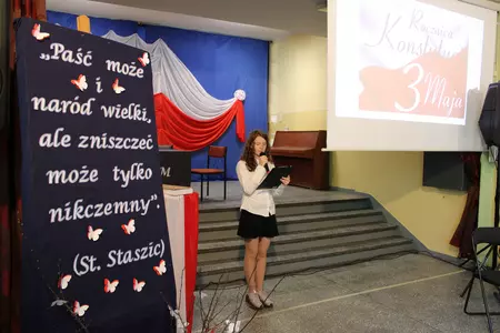 uczniowie na apelu z okazji święta szkoły
