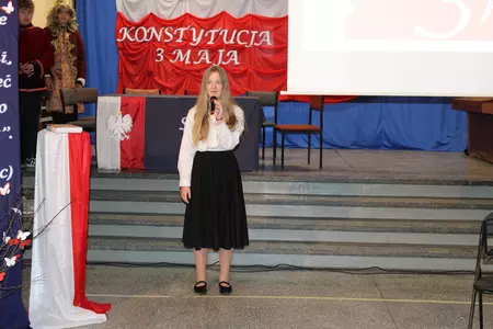 uczniowie na apelu z okazji święta szkoły