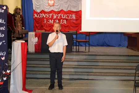 uczniowie na apelu z okazji święta szkoły