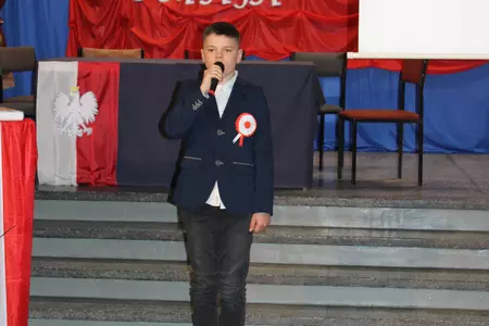 uczniowie na apelu z okazji święta szkoły