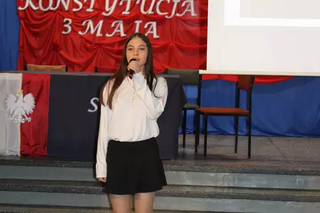 uczniowie na apelu z okazji święta szkoły