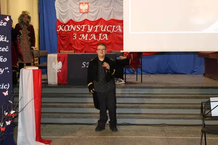 uczniowie na apelu z okazji święta szkoły