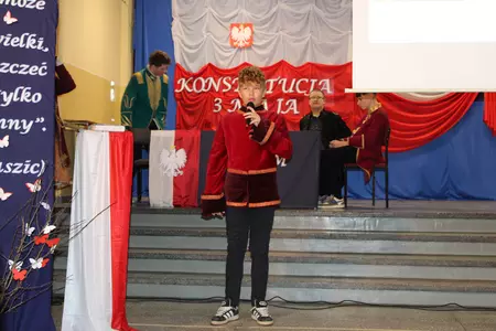uczniowie na apelu z okazji święta szkoły