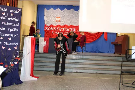uczniowie na apelu z okazji święta szkoły