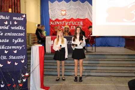 uczniowie na apelu z okazji święta szkoły