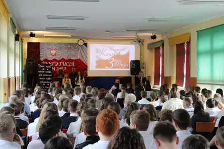 uczniowie na apelu z okazji święta szkoły