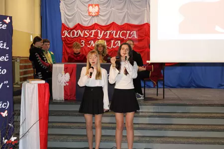 uczniowie na apelu z okazji święta szkoły
