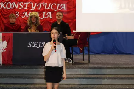 uczniowie na apelu z okazji święta szkoły