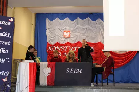 uczniowie na apelu z okazji święta szkoły
