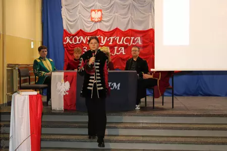 uczniowie na apelu z okazji święta szkoły