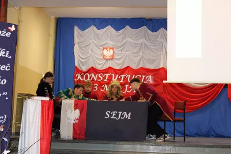 uczniowie na apelu z okazji święta szkoły