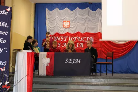 uczniowie na apelu z okazji święta szkoły