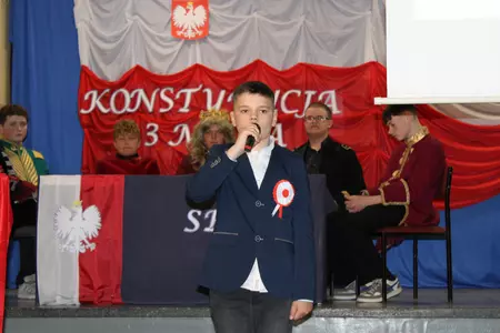 uczniowie na apelu z okazji święta szkoły
