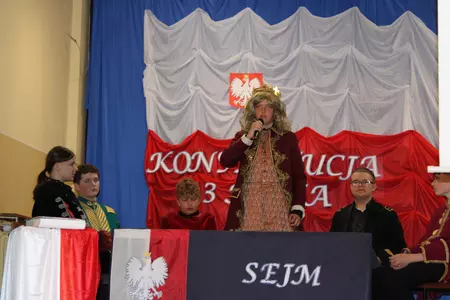 uczniowie na apelu z okazji święta szkoły