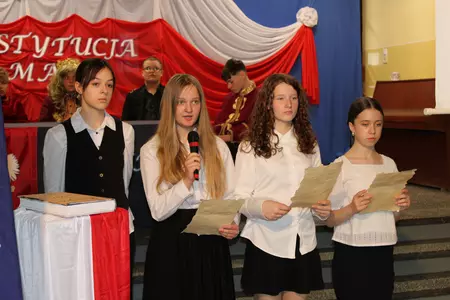 uczniowie na apelu z okazji święta szkoły