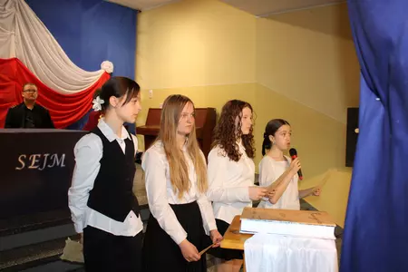 uczniowie na apelu z okazji święta szkoły