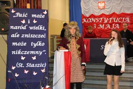 uczniowie na apelu z okazji święta szkoły