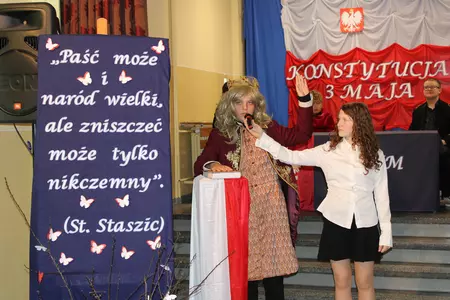uczniowie na apelu z okazji święta szkoły