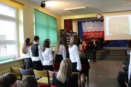 uczniowie na apelu z okazji święta szkoły