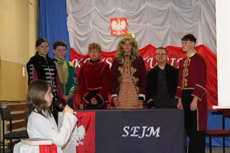 uczniowie na apelu z okazji święta szkoły