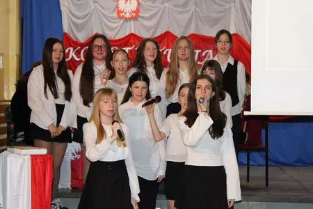 uczniowie na apelu z okazji święta szkoły