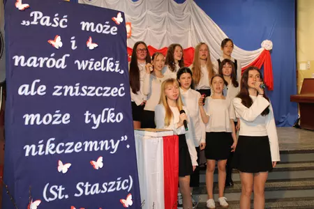 uczniowie na apelu z okazji święta szkoły