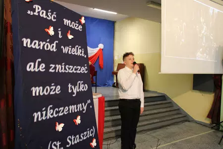 uczniowie na apelu z okazji święta szkoły