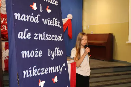 uczniowie na apelu z okazji święta szkoły