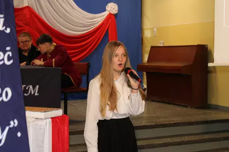 uczniowie na apelu z okazji święta szkoły